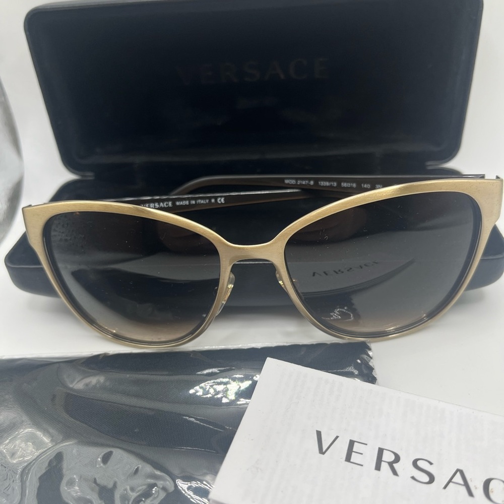 Versace sunglasses like new. With box - Picture 2 of 10